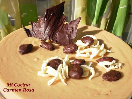 PASTEL DE TURRON Y CHOCOLATE CON ALMENDRAS CHOCOLATEADAS Y FIDEOS DE CHOCOLATE BLANCO PASTEL DE TURRON Y CHOCOLATE CON ALMENDRAS CHOCOLATEADAS Y FIDEOS DE CHOCOLATE BLANCO