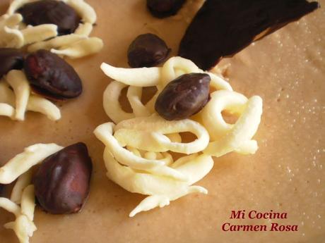 PASTEL DE TURRON Y CHOCOLATE CON ALMENDRAS CHOCOLATEADAS Y FIDEOS DE CHOCOLATE BLANCO PASTEL DE TURRON Y CHOCOLATE CON ALMENDRAS CHOCOLATEADAS Y FIDEOS DE CHOCOLATE BLANCO