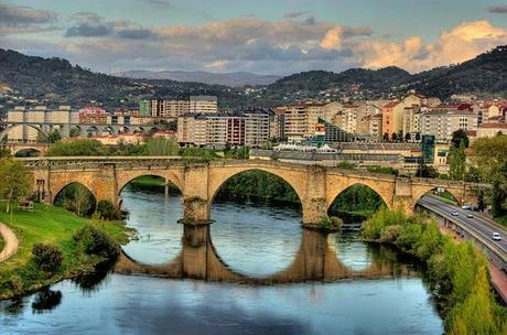 Panorámica de Orense con el Puente Romano