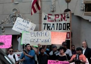 Lenguaje violento, mala señal Reciben a Peña Nieto en Los Ángeles, Calif. (fotografía de La Opinión)