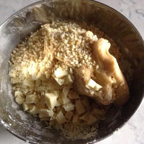 Cookies con chips de chocolate blanco y almendra Cookies con chips de chocolate blanco y almendra