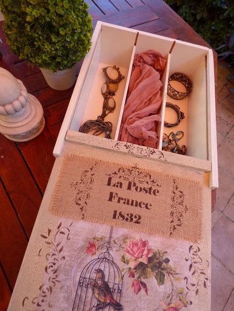 Caja de vino craquelada y con stencils Caja de vino craquelada y con stencils