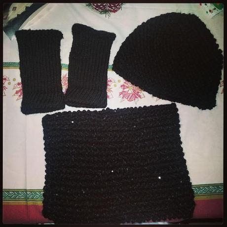 Inspírate con más conjuntos de lana Conjunto de gorro mitones y cuello de lana negra con lentejuelas de Ana