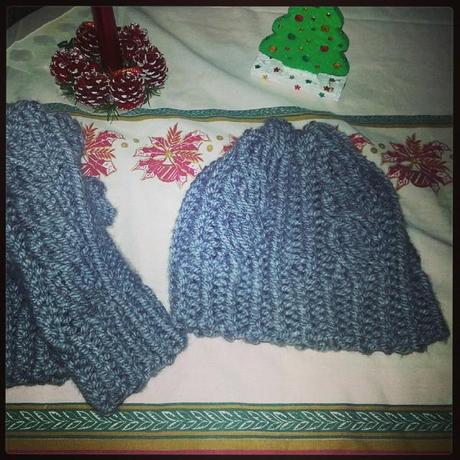 Inspírate con más conjuntos de lana Conjunto de gorro y mitones trenzados tejidos en telar por Ana