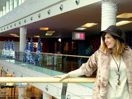 Street style con falda lencera con encaje abrigo de pelo en rosa palo