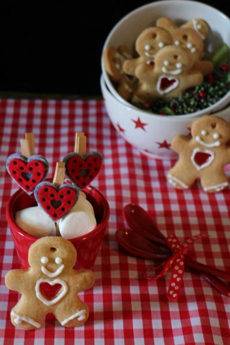 Muñequitos de galleta de mantequilla con corazón de caramelo {para colgar en el árbol} Muñequitos de galleta de mantequilla con corazón de caramelo {para colgar en el árbol}