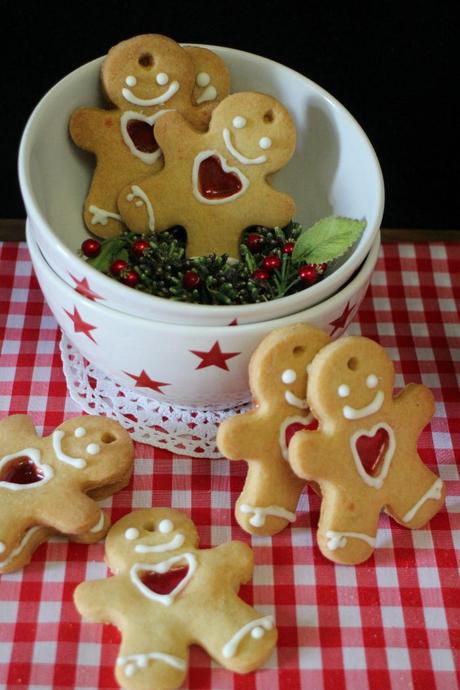 Muñequitos de galleta de mantequilla con corazón de caramelo {para colgar en el árbol} Muñequitos de galleta de mantequilla con corazón de caramelo {para colgar en el árbol}