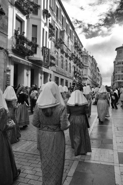 LAS CANTADERAS Y LA SOTADERA Al final del desfile las Cantaderas interpretan la Cantiga décima de Alfonso X el Sabio. Foto: Sara Gordón.