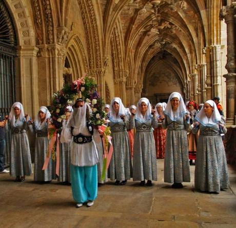 LAS CANTADERAS Y LA SOTADERA Un gran cortejo medieval con carro de frutos y dulzaineros, acompaña a las doncellas (Cantaderas) desde el antiguo Consistorio de San Marcelo, sube por la Calle Ancha hasta el Claustro de la Catedral. Foto: Sara Gordón