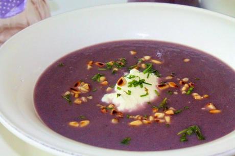 Ideas para estas fiestas. Crema de zanahorias moradas con mousse de requesón y piñones Ideas para estas fiestas. Crema de zanahorias moradas con mousse de requesón y piñones