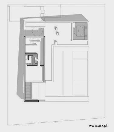 Extensa casa minimalista desplegada en Portugal.