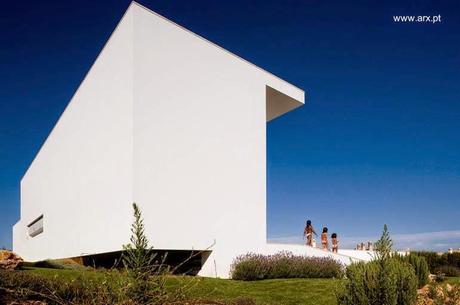 Extensa casa minimalista desplegada en Portugal.