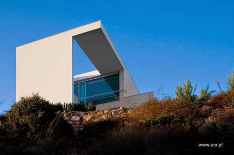 Extensa casa minimalista desplegada en Portugal.