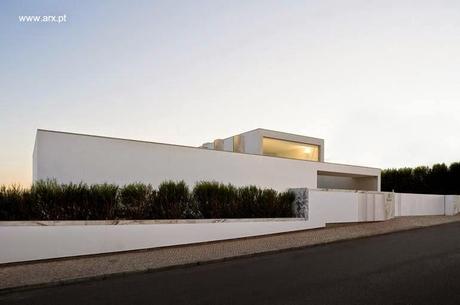 Extensa casa minimalista desplegada en Portugal.