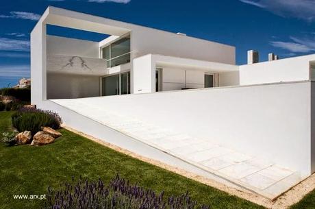 Extensa casa minimalista desplegada en Portugal.