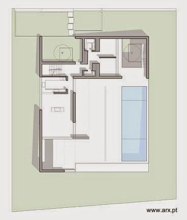 Extensa casa minimalista desplegada en Portugal.