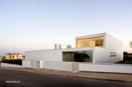 Extensa casa minimalista desplegada en Portugal.