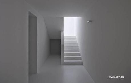 Interior de una residencia minimalista extensa en Algarve, Portugal