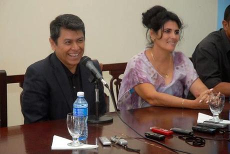 El cantante salvadoreño Álvaro Torres, llegó hoy a Cienfuegos, donde tiene previsto ofrecer conciertos este fin de semana
