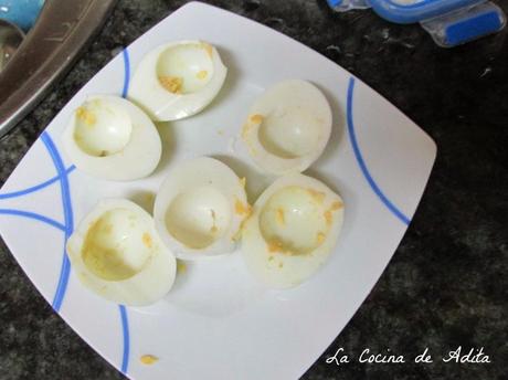 Huevos rellenos, con flores de salmón Huevos rellenos, con flores de salmón