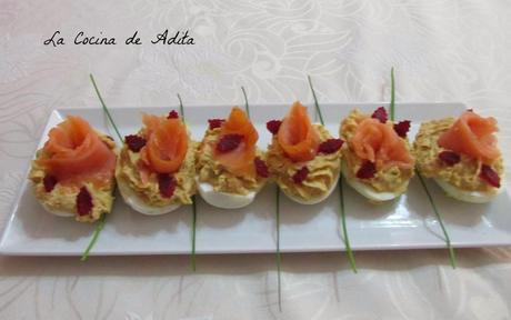 Huevos rellenos, con flores de salmón Huevos rellenos, con flores de salmón