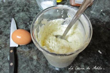 Huevos rellenos, con flores de salmón Huevos rellenos, con flores de salmón