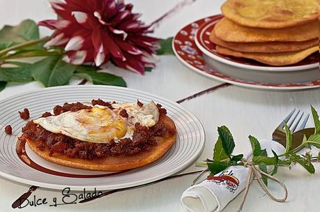 Tortos de Maíz con Huevo y Picadillo