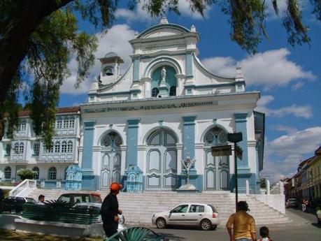 Arquitectura de 32 iglesias de Loja en un video turístico