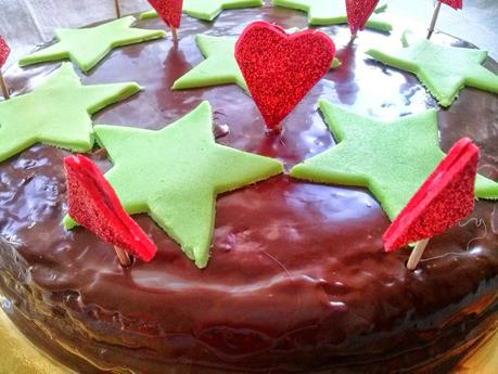 Bizcocho de Chocolate con Estrellas. Palillos Decorados con Goma Eva Bizcocho de Chocolate con Estrellas. Palillos Decorados con Goma Eva