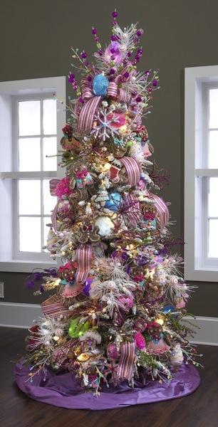 árbol de navidad decorado con cintas en tonos rosa