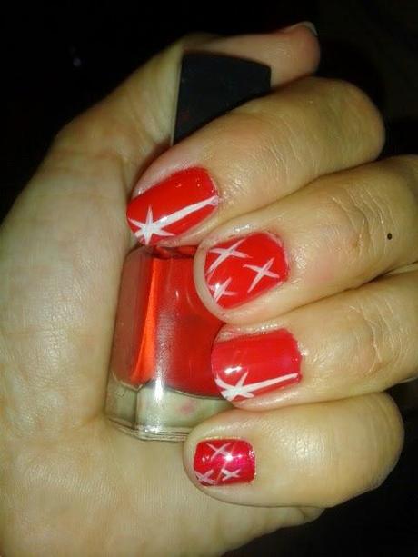 Manicura roja con lineas Manicura roja con lineas