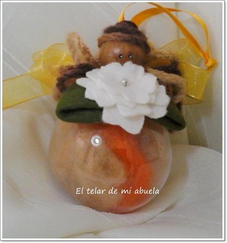 MUÑECA Y BOLAS DE NAVIDAD MUÑECA Y BOLAS DE NAVIDAD