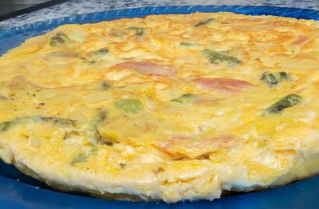 Tortilla de patata, lomo, queso y espárragos verdes Tortilla de patata, lomo, queso y espárragos verdes