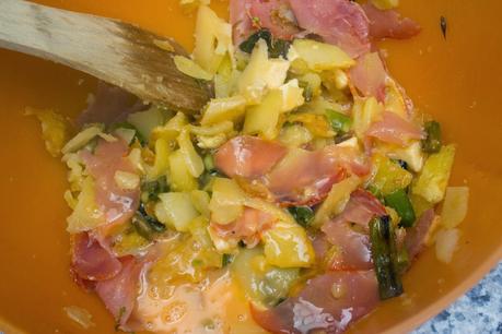 Tortilla de patata, lomo, queso y espárragos verdes Tortilla de patata, lomo, queso y espárragos verdes