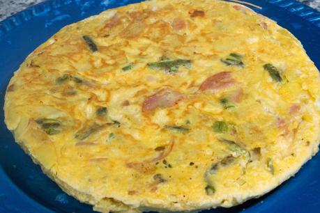 Tortilla de patata, lomo, queso y espárragos verdes Tortilla de patata, lomo, queso y espárragos verdes