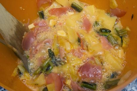 Tortilla de patata, lomo, queso y espárragos verdes Tortilla de patata, lomo, queso y espárragos verdes