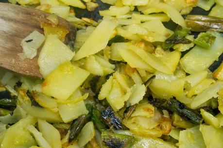 Tortilla de patata, lomo, queso y espárragos verdes Tortilla de patata, lomo, queso y espárragos verdes