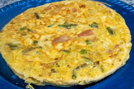 Tortilla de patata, lomo, queso y espárragos verdes Tortilla de patata, lomo, queso y espárragos verdes