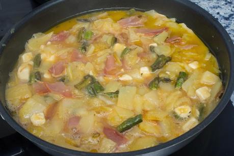 Tortilla de patata, lomo, queso y espárragos verdes Tortilla de patata, lomo, queso y espárragos verdes