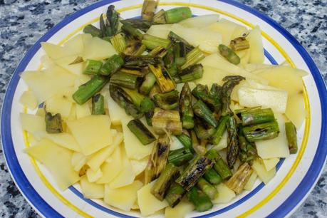 Tortilla de patata, lomo, queso y espárragos verdes Tortilla de patata, lomo, queso y espárragos verdes