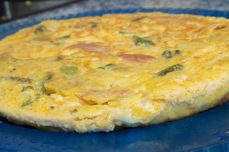 Tortilla de patata, lomo, queso y espárragos verdes Tortilla de patata, lomo, queso y espárragos verdes