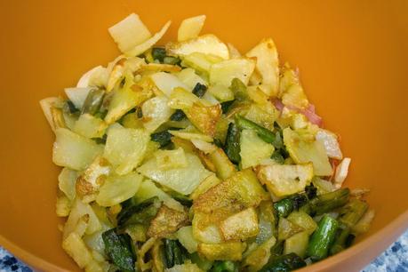 Tortilla de patata, lomo, queso y espárragos verdes Tortilla de patata, lomo, queso y espárragos verdes