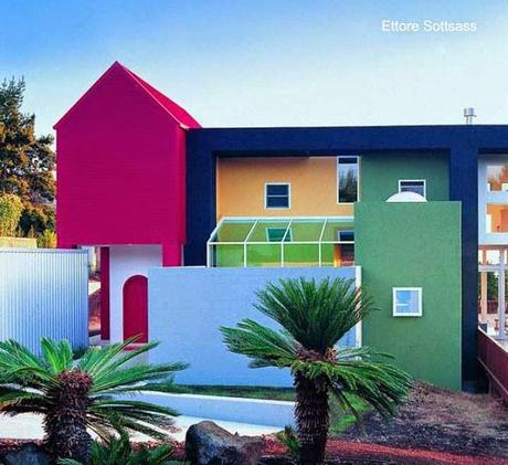 Casa residencial pintada en bloques de colores intensos y contrastantes