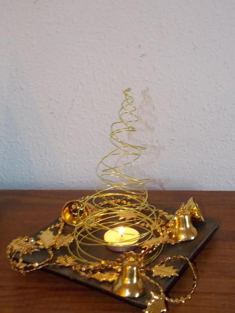 Portavela navideño con árbol de alambre Portavela navideño con árbol de alambre