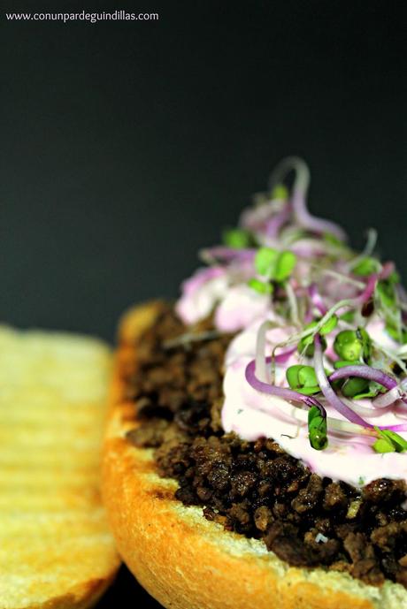 bocadillo de carne picada con salsa de yogur y remolacha