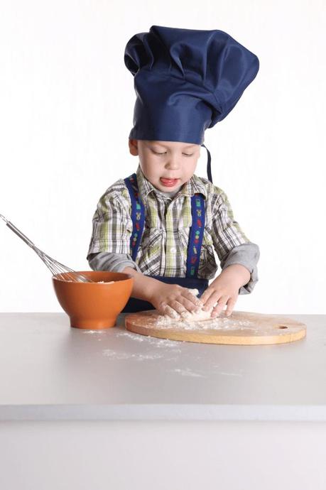 Un cocinillas en casa. niño cocinando