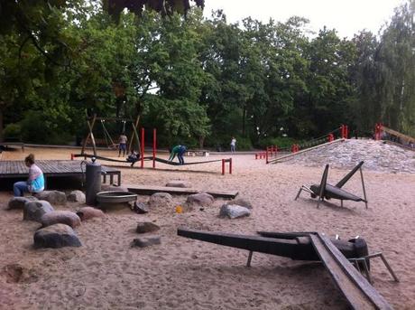 Espacios de juego en Berlín | eu:KIDS El parque entre Löhmuhlenstrasse y Landwehrkanal en Treptow tiene una zona de niños con fuente para jugar, piedras, arena, insectos gigantes, trampolín y un montículo de adoquines con juegos para trepar.