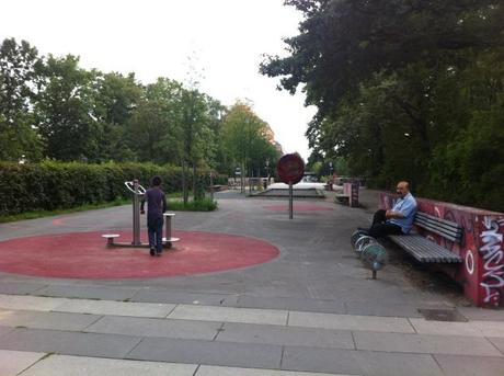 Espacios de juego en Berlín | eu:KIDS Zona de ejercicio para mayores en el parque lineal entre Löhmuhlenstrasse y Landwehrkanal en Treptow. Foto: A. Walliser