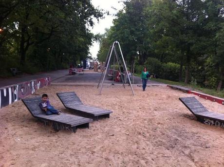 Espacios de juego en Berlín | eu:KIDS Zona de juego para pequeños y estancial combinada en el parque entre Löhmuhlenstrasse y Landwehrkanal en Treptow. Foto: A. Walliser