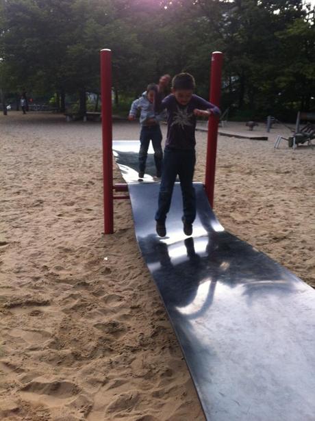 Espacios de juego en Berlín | eu:KIDS Trampolín de caucho para saltar, usado por niños, jóvenes y adultos. El parque entre Löhmuhlenstrasse y Landwehrkanal en Treptow. Foto: A. Walliser